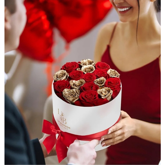 17 Forever Roses in a Box - Luxury Red & Gold Forever Flowers, Gold Roses - Picture 4 of 10
